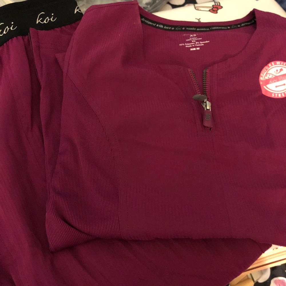 Koi raspberry scrub set petite xs - NWT